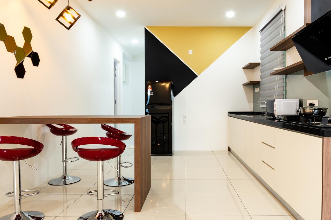 Southwest Island Suite By D Imperio Homestay Баян Лепас Екстериор снимка
