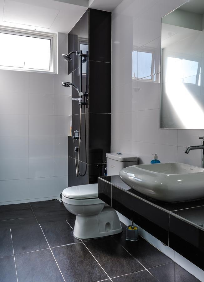 Southwest Island Suite By D Imperio Homestay Баян Лепас Екстериор снимка